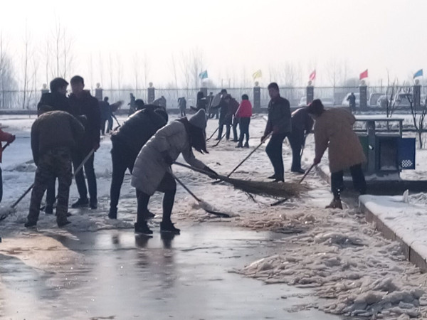 永勝煤礦組織干部職工鏟冰除雪 (1).jpg